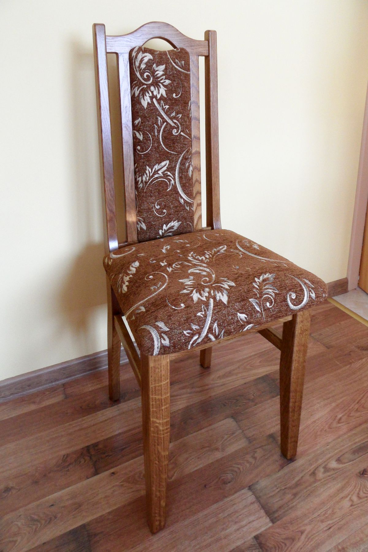 Stół i krzesła drewniane 4